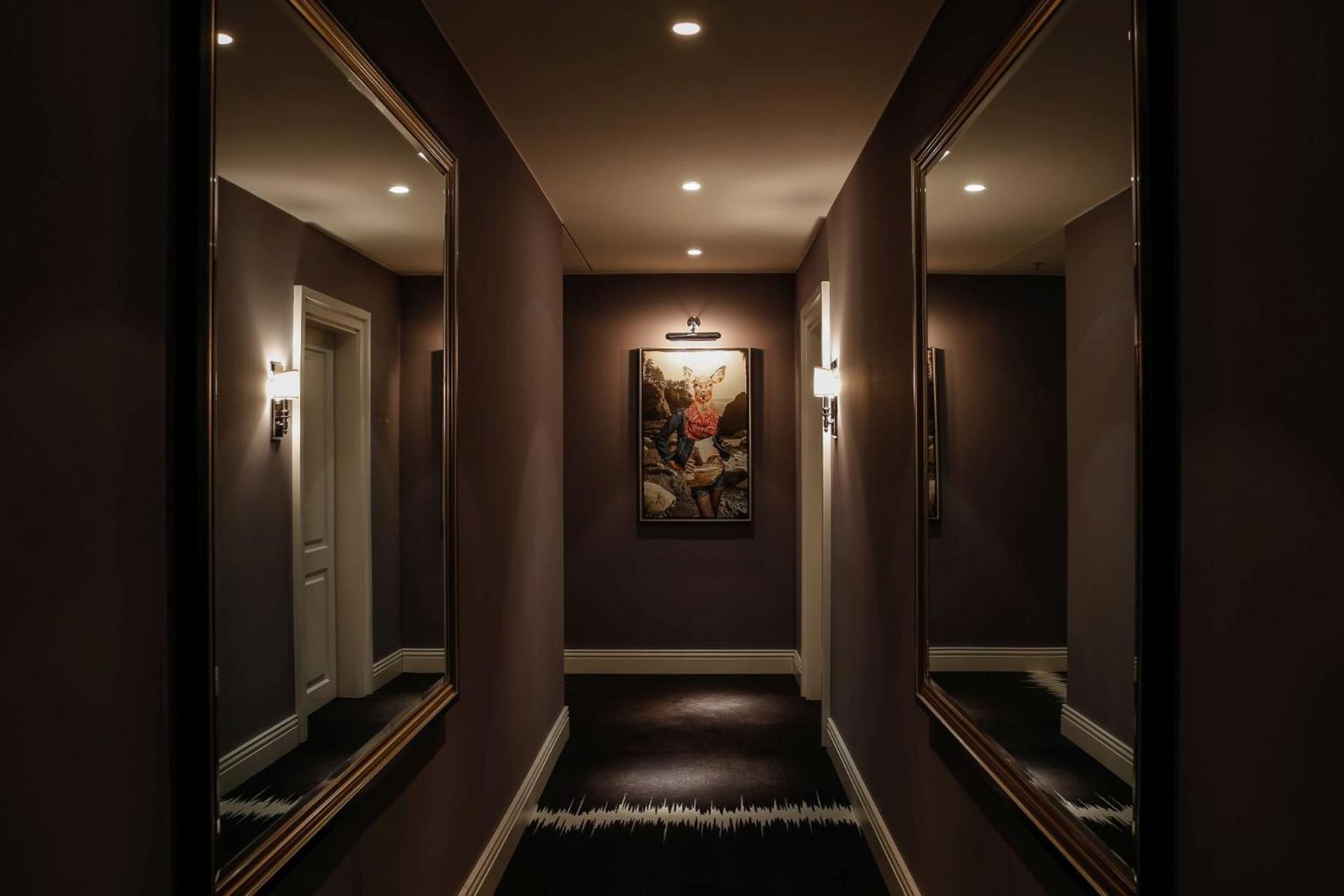 Hotel Zoo Berlin Dış mekan fotoğraf A mirrored hallway