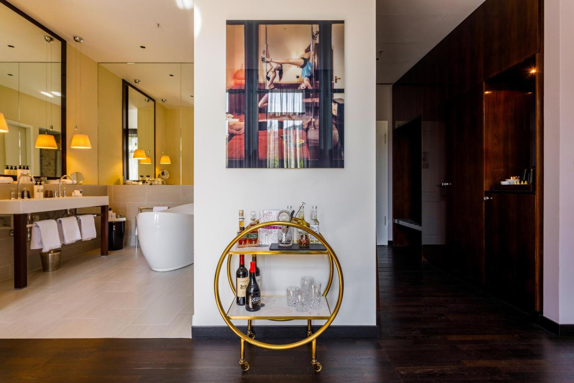 Hotel Zoo Berlin Dış mekan fotoğraf A bar cart