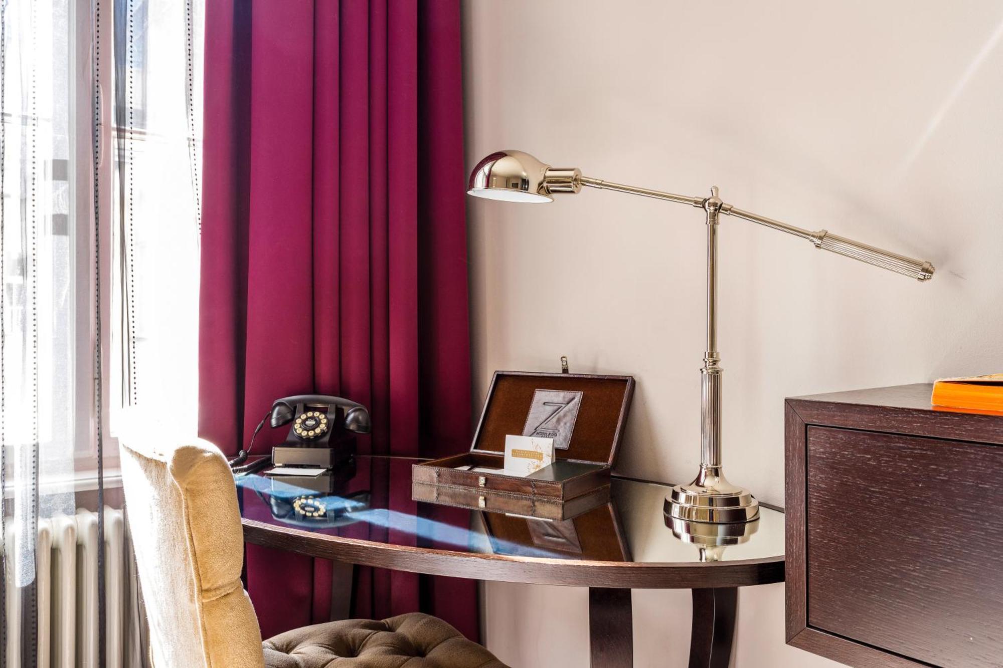 Hotel Zoo Berlin Dış mekan fotoğraf A wall mounted lamp