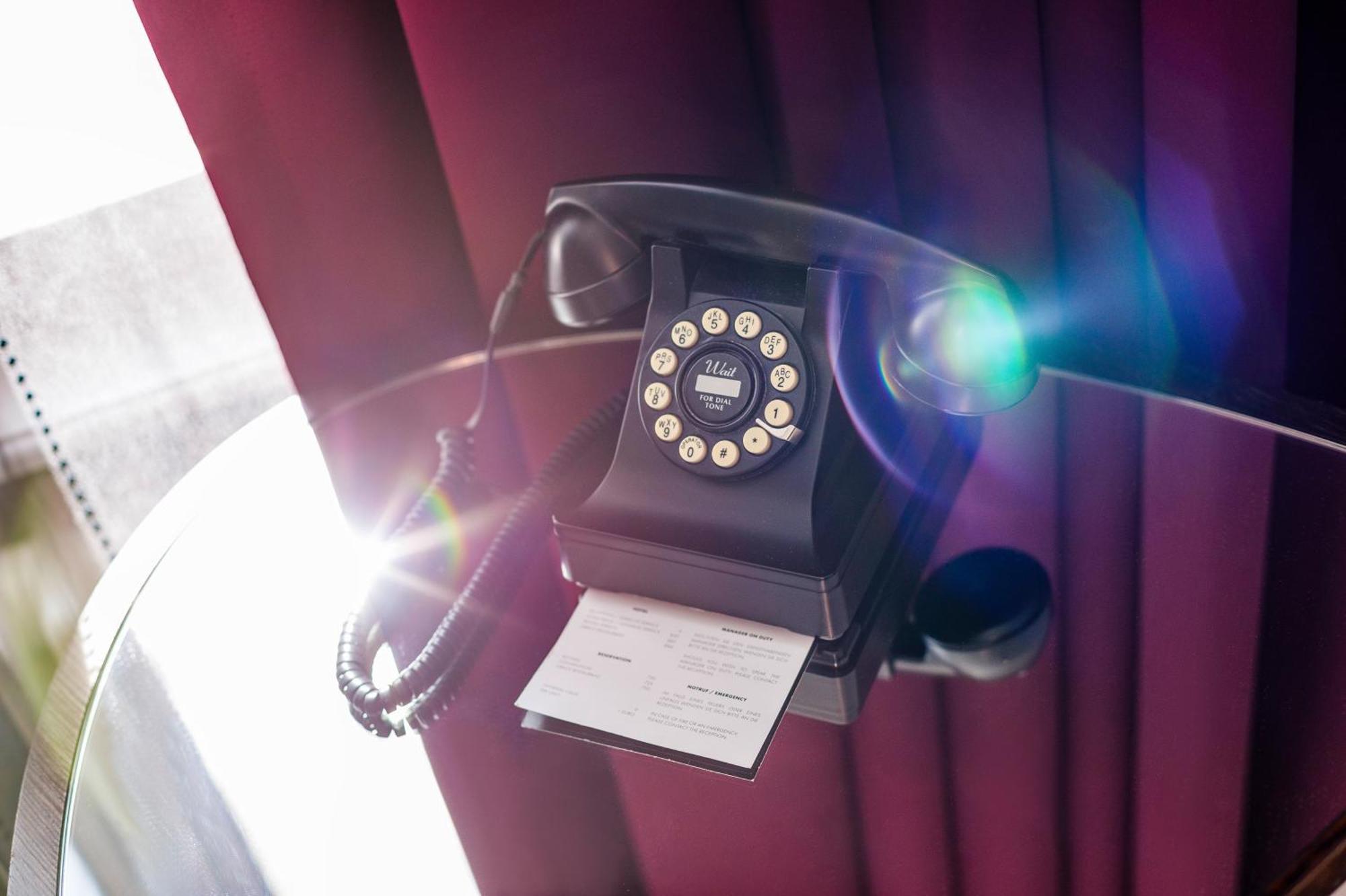 Hotel Zoo Berlin Dış mekan fotoğraf A telephone in a train
