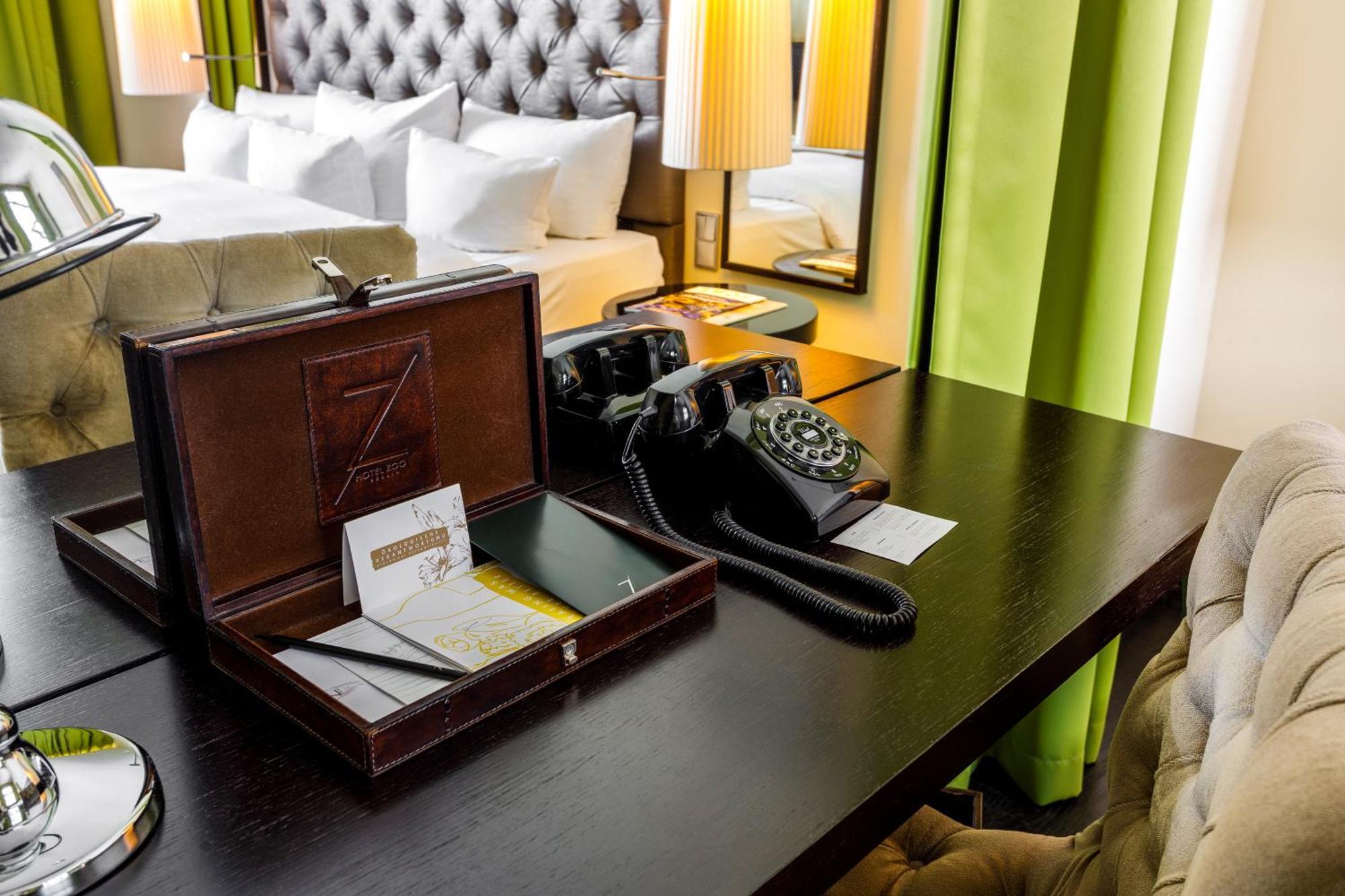 Hotel Zoo Berlin Dış mekan fotoğraf A hotel room with a telephone