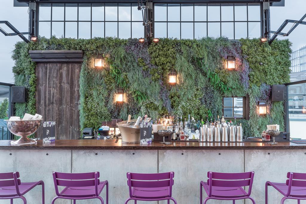 Hotel Zoo Berlin Dış mekan fotoğraf The rooftop bar at the Standard East Village